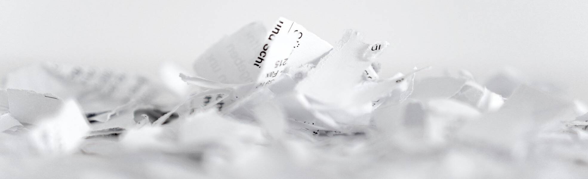 Papier Schnipsel aus einem Aktenvernichter.